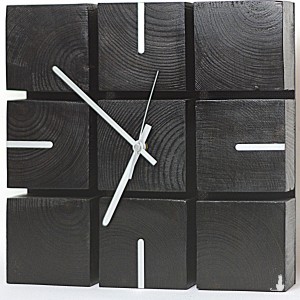 Zegar z klocków drewnianych.