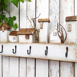 Drewniany wieszak z domkami, biały - 65 cm długość