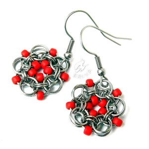 Kolczyki kwiatki chainmaille z czerwonymi koralikami