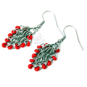 Kolczyki gronka chainmaille z czerwonymi koralikami