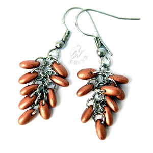Kolczyki gronka chainmaille z miedzianymi koralikami