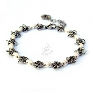 Delikatna bransoletka chainmaille z perłowymi koralikami