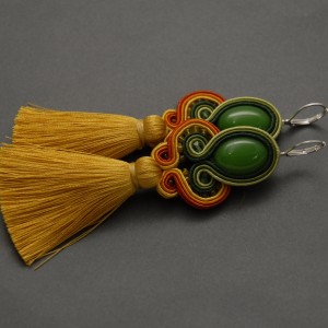 kolorowe kolczyki lub klipsy sutasz z chwostami