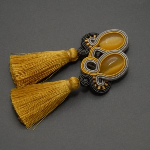 kolorowe kolczyki lub klipsy sutasz z chwostami