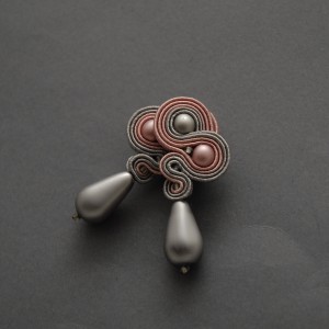 szaro-różowe kolczyki lub klipsy sutasz