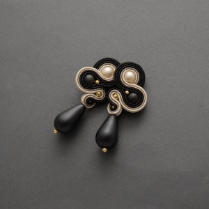 czarno-beżowe kolczyki lub klipsy sutasz