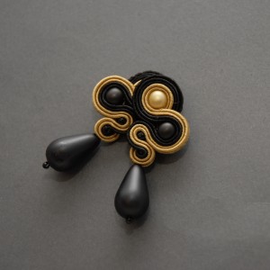 czarno-złote kolczyki lub klipsy sutasz