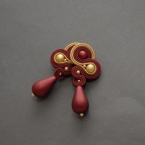 czerwono-złote kolczyki lub klipsy sutasz