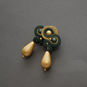 zielono-złote kolczyki lub klipsy sutasz