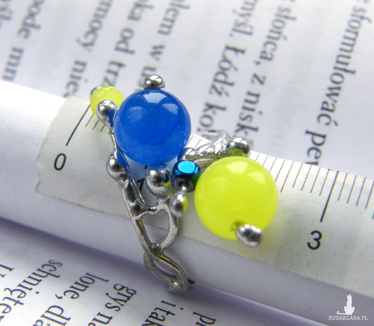 Regulowany pierścionek z małymi kamykami, niebiesko-żółty