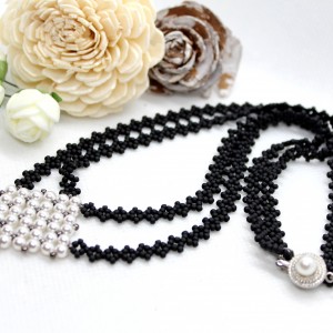 koronkowy naszyjnik z perełkami szyty ręcznie