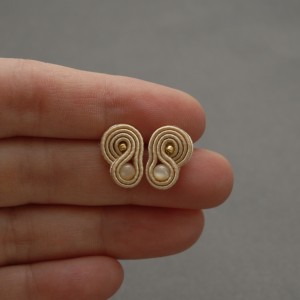 malutkie kolczyki sutasz