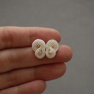 malutkie kolczyki sutasz