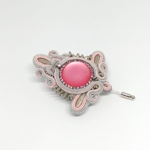 Szaro-różowa broszka sutasz