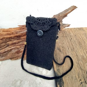 Szydełkowe etui, z paseczkiem na szyję, czarne