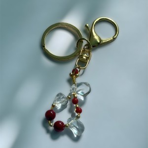 Breloczek z kryształem górskim i koralem