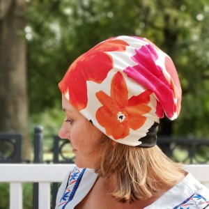 Czapka dzianinowa w kwiaty