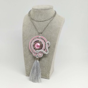 Szaro-różowy wisior sutasz z chwostem