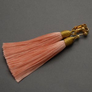 kolczyki lub klipsy z chwostami (brzoskwiniowe)