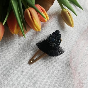 Czarna spinka do włosów sutasz