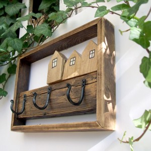 3 domki - wieszak na starej desce