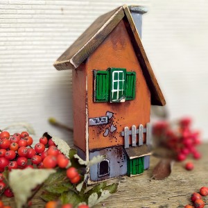 Domek z zielonymi okiennicami