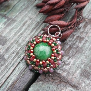 ,,wisiorek z zielonym jadeitem,,