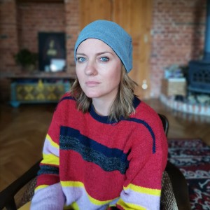 Czapka szara smerfetka z elementem czerwieni