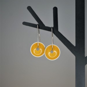 Kolorowe kolczyki z nowego srebra i emalii.