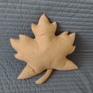 Poduszka liść klonu karmelowy