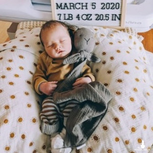 pierwsza przytulanka dla noworodka, króliczek z muślinu, szmatka przytulanka, prezent dla noworodka