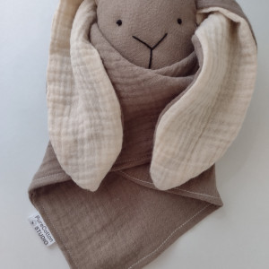 prezent dla noworodka, szmacianky króliczek z organicznego muślinu, szmatka przytulanka