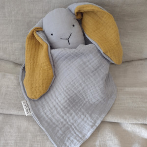 szary króliczek z żółtymi uszami dla chłopca lub dziewczynki - muślinowa pieluszka przytulanka z imieniem dziecka,