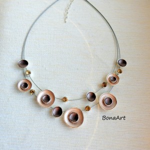 Naszyjnik beżowo-perłowy, delikatny i nowoczesny