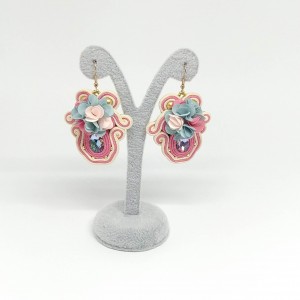 Kolczyki z kwiatami sutasz różowo-kremowe Flora