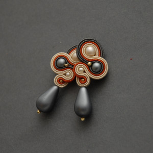 kolorowe kolczyki lub klipsy sutasz