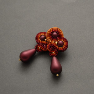 kolorowe kolczyki lub klipsy sutasz