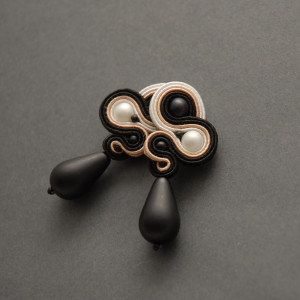 kolorowe kolczyki lub klipsy sutasz