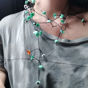 Naszyjnik kwiatowy zakładany