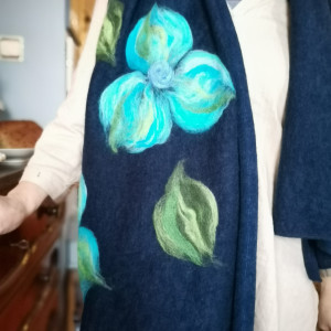 szal wełniany granatowy