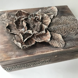 094,PUDEŁKO DREWNIANE Z KWIATEM