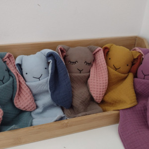 szmaciana przytulanka z organicznego muślinu, króliczek z muślinu, szmatka przytulanka, uspokajacz dla noworodka, pierwsza przytulanka, zabawki Montessori