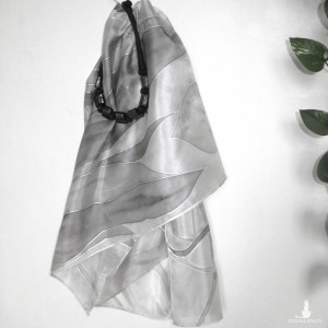 Ręcznie malowana jedwabna apaszka Szara ze srebrem