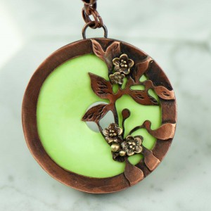 Naszyjnik z pastelowozielonym kamieniem c734