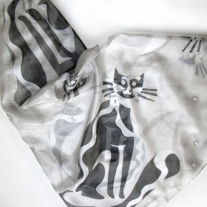 Czarne koty na jedwabiu