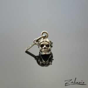 Wisior czaszka wieniec dębowy srebro Zahario