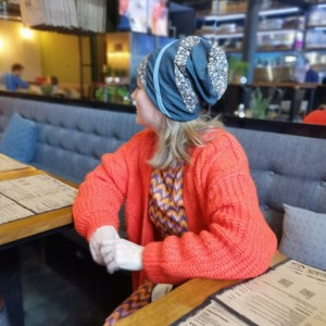 Czapka szara z aplikacja na podszewce