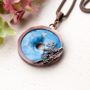 Miedziany naszyjnik z jaspisem oplecionym kwiatami c745