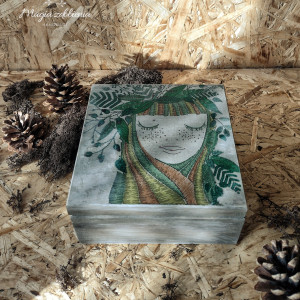 Pudełko z motywem roślinnym