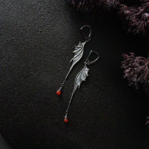 Długie kolczyki skrzydła smoka z karneolami na łańcuszkach